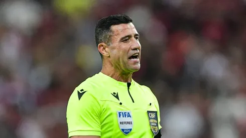 RJ – RIO DE JANEIRO – 20/06/2024 – BRASILEIRO A 2024, FLAMENGO X BAHIA – O arbitro Braulio da Silva Machado durante partida entre Flamengo e Bahia no estadio Maracana pelo campeonato Brasileiro A 2024. Foto: Thiago Ribeiro/AGIF
