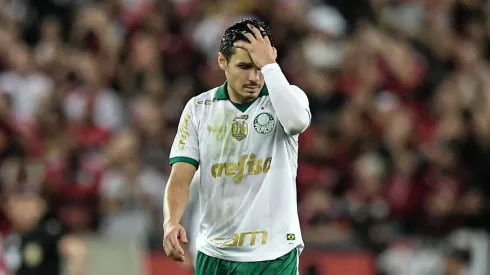 RJ – RIO DE JANEIRO – 31/07/2024 – BRASILEIRO A 2024, FLAMENGO X PALMEIRAS – Raphael Veiga jogador do Palmeiras lamenta durante partida contra o Flamengo no estadio Maracana pelo campeonato Brasileiro A 2024. Foto: Thiago Ribeiro/AGIF
