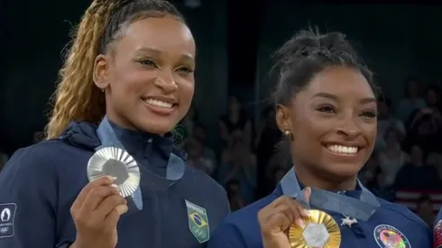 Rebeca Andrade e Simone Biles com suas medalhas nas Olimpíadas de Paris 2024 – Foto: Globo
