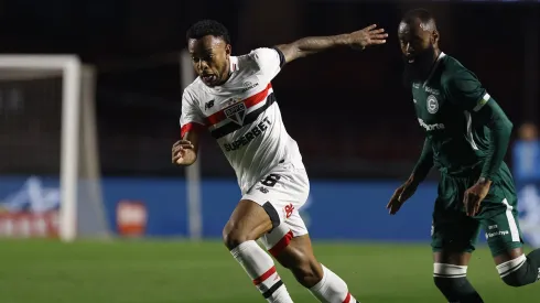 Welington em ação pelo SPFC diante do Goiás. Foto: Rubens Chiri / SPFC.

