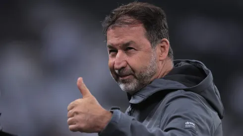 Corinthians espera mais reforços e cobra Augusto Melo.
