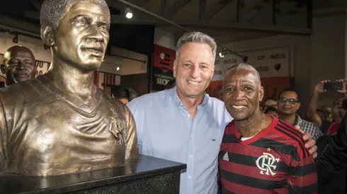 Ídolo recebe um busto de homenagem em 2019. Divulgação/Paula Reis/Flamengo.
