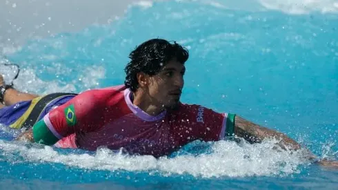 Gabriel Medina tem chance de conquistar o ouro neste sábado (3)
