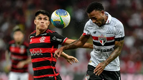 Luiz Araujo jogador do Flamengo disputa lance com Wellington jogador do Sao Paulo durante partida no estadio Maracana pelo campeonato Brasileiro A 2024. 
