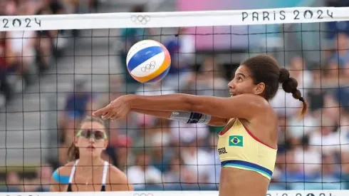 Ana Patrícia, da dupla com Duda, durante a fase de grupos do vôlei de praia nas Olimpíadas 2024
