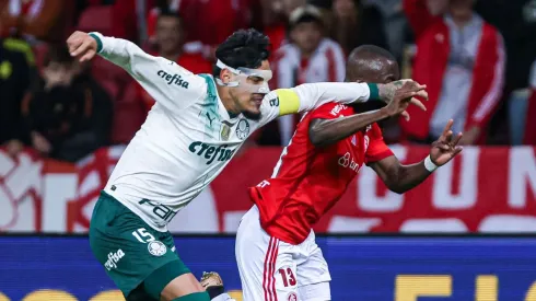 Gustavo Gomez marca Enner Valência em partida entre Internacional e Palmeiras. Foto: Maxi Franzoi/AGIF
