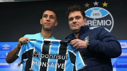 O meia colombiano Miguel Monsalve sendo apresentado no  Grêmio. 
