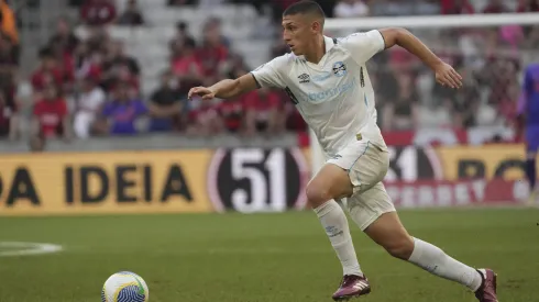 Miguel Monsalve estreando com a camisa do Grêmio contra o Athletico-PR, pelo Brasileirão.
