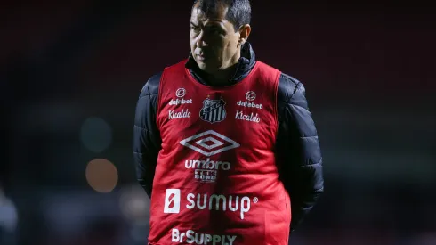 SAO PAULO, BRAZIL - OCTOBER 07: Fabio Carille, head coach of Santos looks on during a match between Sao Paulo and Santos as part of Brasileirao Series A at Morumbi Stadium on October 07, 2021 in Sao Paulo, Brazil. (Photo by Alexandre Schneider/Getty Images,)