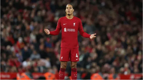 Foto: Nathan Stirk/Getty Images – Van Dijk em partida do Liverpool.
