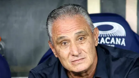 Tite durante jogo no Maracanã. Rubro-Negro está em vantagem no confronto.