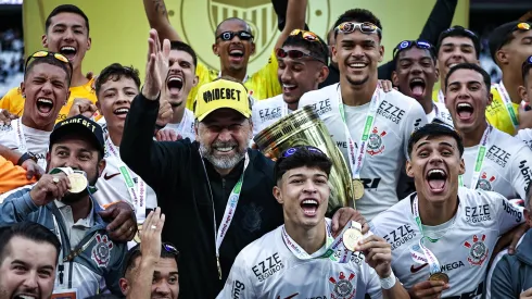 Jogadores do Corinthians comemoram titulo de campeao durante cerimonia de premiacao apos vitoria contra o Cruzeiro em partida no estadio Arena Corinthians pela decisao do campeonato Copa Sao Paulo 2024. 

