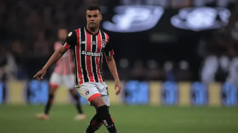 Volante em jogo contra o Corinthians