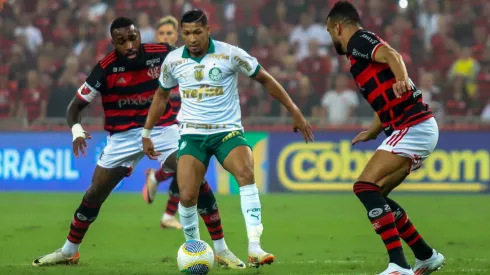 Flamengo e Palmeiras duelando no primeiro jogo das oitavas de finalda Copa do Brasil, no Maracanã. 
