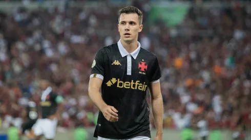 Lucas Piton, lateral-esquerdo do Vasco durante partida contra o Flamengo no estadio Maracana pelo campeonato Brasileiro A 2024.
