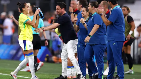 Seleção Brasileira feminina comemorando o gol de Gabi Portilho.
 (Foto: Phil Walter/Getty Images)
