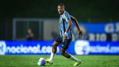 Meio-campista isolou cobrança. Divulgação/Lucas Uebel/Grêmio.
