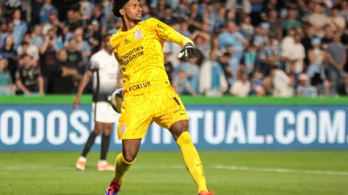 PR – CURITIBA – 07/08/2024 – COPA DO BRASIL 2024, GREMIO X CORINTHIANS – Hugo Souza goleiro do Corinthians durante partida contra o Gremio no estadio Couto Pereira pelo campeonato Copa Do Brasil 2024. Foto: Robson Mafra/AGIF
