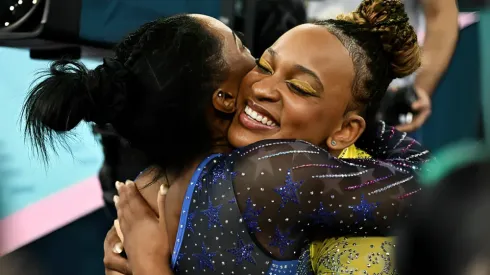 © Getty Images Simone Biles e Rebeca Andrade se abraçam durante as Olimpíadas de Paris 
