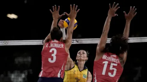 Rosamaria em ataque contra os EUA na semifinal olímpica. Foto: Alexandre Loureiro/COB