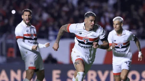 Luciano, Calleri e Ferreira comemorando no jogo de ida. Foto: Marcello Zambrana/AGIF
