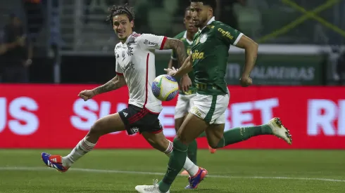 SAO PAULO, BRAZIL – AUGUST 7: Pedro of Flamengo competes for the ball with Murilo of Palmeiras during the Copa do Brasil round of 16 second leg match between Palmeiras and Flamengo at Allianz Parque on August 7, 2024 in Sao Paulo, Brazil. (Photo by Ricardo Moreira/Getty Images)
