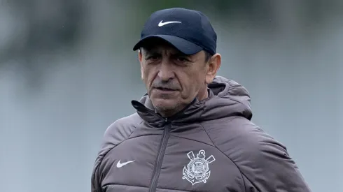 Ramón Díaz em treino do Timão. Treinador precisa resolver problema 
