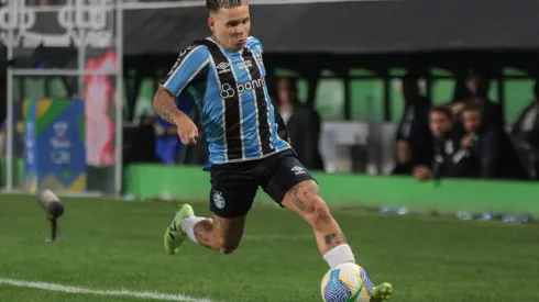 Soteldo, do Grêmio, em ação pela Copa do Brasil (Foto: Robson Mafra/AGIF)