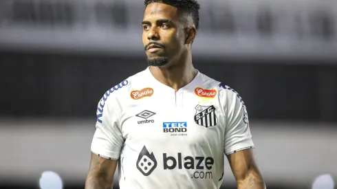 SP - SANTOS - 19/06/2024 - BRASILEIRO B 2024, SANTOS X GOIAS - Hayner jogador do Santos durante partida contra o Goias no estadio Vila Belmiro pelo campeonato Brasileiro B 2024. Foto: Reinaldo Campos/AGIF