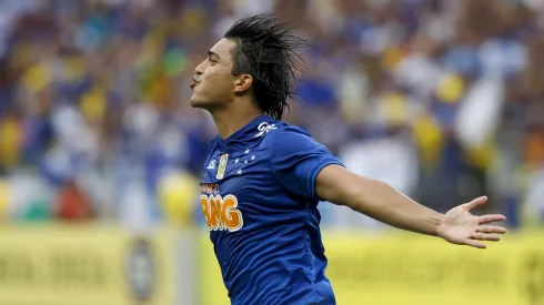 BELO HORIZONTE, BRAZIL – DECEMBER 07: Marcelo Moreno #18 of Cruzeiro celebrates a scored goal against Fluminense during a match between Cruzeiro and Fluminense as part of Brasileirao Series A 2014 at Mineirao Stadium on December 07, 2014 in Belo Horizonte, Brazil. (Photo by Washington Alves/Getty Images)
