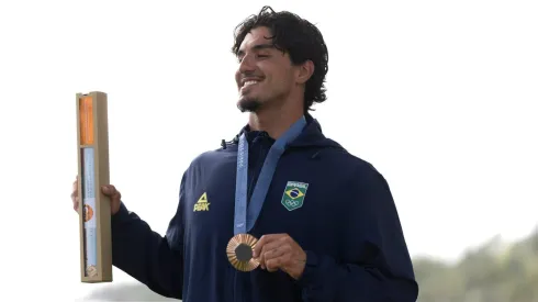 Gabriel Medina durante o pódio nas Olimpíadas de Paris 2024 – Foto: Sean M. Haffey/Ed Sloane/Getty Images
