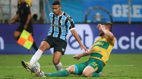 Gustavo Nunes jogador do Gremio disputa lance com Gabriel K jogador do Cuiaba durante partida no estadio Arena do Gremio pelo campeonato Brasileiro A 2024. Foto: Maxi Franzoi/AGIF
