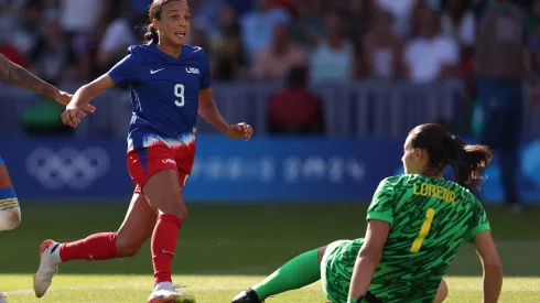 Goleira do Brasil e atacante do EUA durante gol do time americano. (Foto de Robert Cianflone/Getty Images)