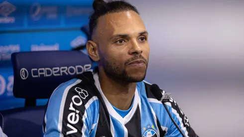 Braithwaite sendo apresentado no Grêmio.
