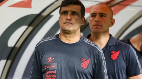 Wesley Carvalho ex-tecnico do Athletico-PR durante partida contra o Cruzeiro no Mineirao pelo campeonato Brasileiro A 2023. 
