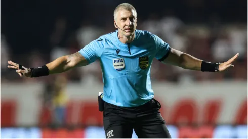 Foto: Alexandre Schneider/Getty Images – Daronco apitando partida do Brasileirão.
