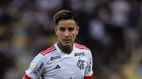 Pulgar durante jogo do Fla. Volante escapou de expulsão.