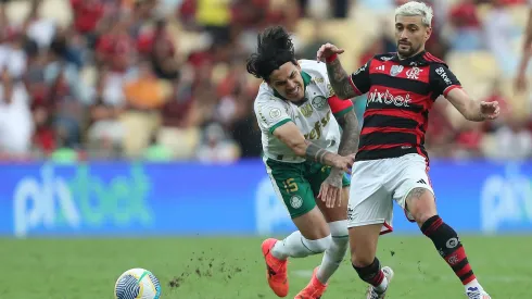 Flamengo e Palmeiras se enfrentando no Maracanã.
