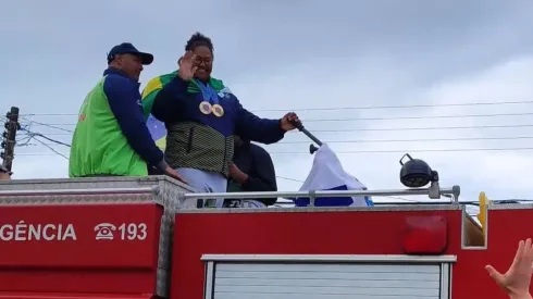 Beatriz Souza em carreata feita em sua homenagem em Peruíbe – Foto: Instagram
