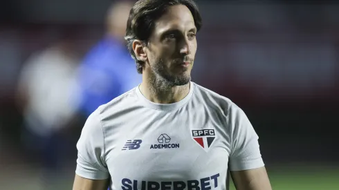 SAO PAULO, BRAZIL – APRIL 29: Head coach Luis Zubeldia of Sao Paulo looks on during a match between Sao Paulo and Palmeiras as part of Brasileirao Series A at Morumbi Stadium on April 29, 2024 in Sao Paulo, Brazil. (Photo by Alexandre Schneider/Getty Images)
