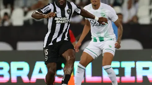 Bastos, jogador do Botafogo durante jogada no Brasileirao 2024 contra o Juventude pelo Brasileirão 2024
