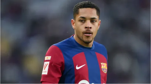 Foto: David Ramos/Getty Images - Vitor Roque em jogo do Barcelona.