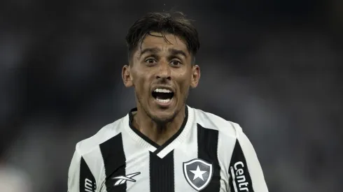 RJ - RIO DE JANEIRO - 11/06/2024 - BRASILEIRO A 2024, BOTAFOGO X FLUMINENSE - Damian Suarez jogador do Botafogo durante partida contra o Fluminense no estadio Engenhao pelo campeonato Brasileiro A 2024.