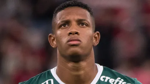 PR – Curitiba – 25/10/2022 – BRASILEIRO A 2022, ATHLETICO PR X PALMEIRAS – Danilo jogador do Palmeiras durante execucao do hino nacional antes da partida contra o Athletico-PR no estadio Arena da Baixada pelo campeonato Brasileiro A 2022. 
