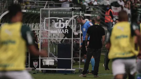 O árbitro Anderson Daronco analisa um lance no VAR, no Allianz Parque, pelo Campeonato Brasileiro de 2021. 
