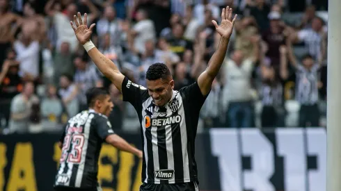 Paulinho comemorando gol em partida entre Vasco x Atlético-MG
