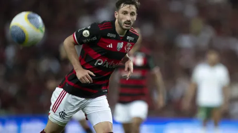 Vina jogador do Flamengo durante partida contra o Palmeiras. Foto: Jorge Rodrigues/AGIF
