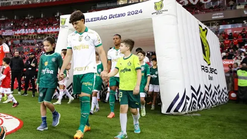 Agustin Giay, lateral do Palmeiras entrando em campo com os fãs do clube antes da partida contra o Internacional -Brasileirao 2024 no Beira-Rio