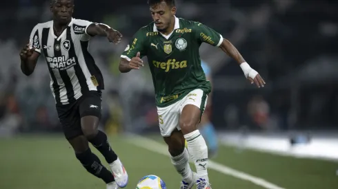 Luiz Henrique jogador do Botafogo disputa lance com Gabriel Menino jogador do Palmeiras. Foto: Jorge Rodrigues/AGIF
