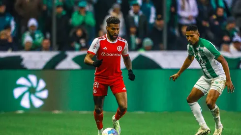 Wesley jogador do Internacional disputa lance com Joao Lucas do Juventude disputa durante partida no Alfredo Jaconi pela  Copa Do Brasil – 13/07/2024
